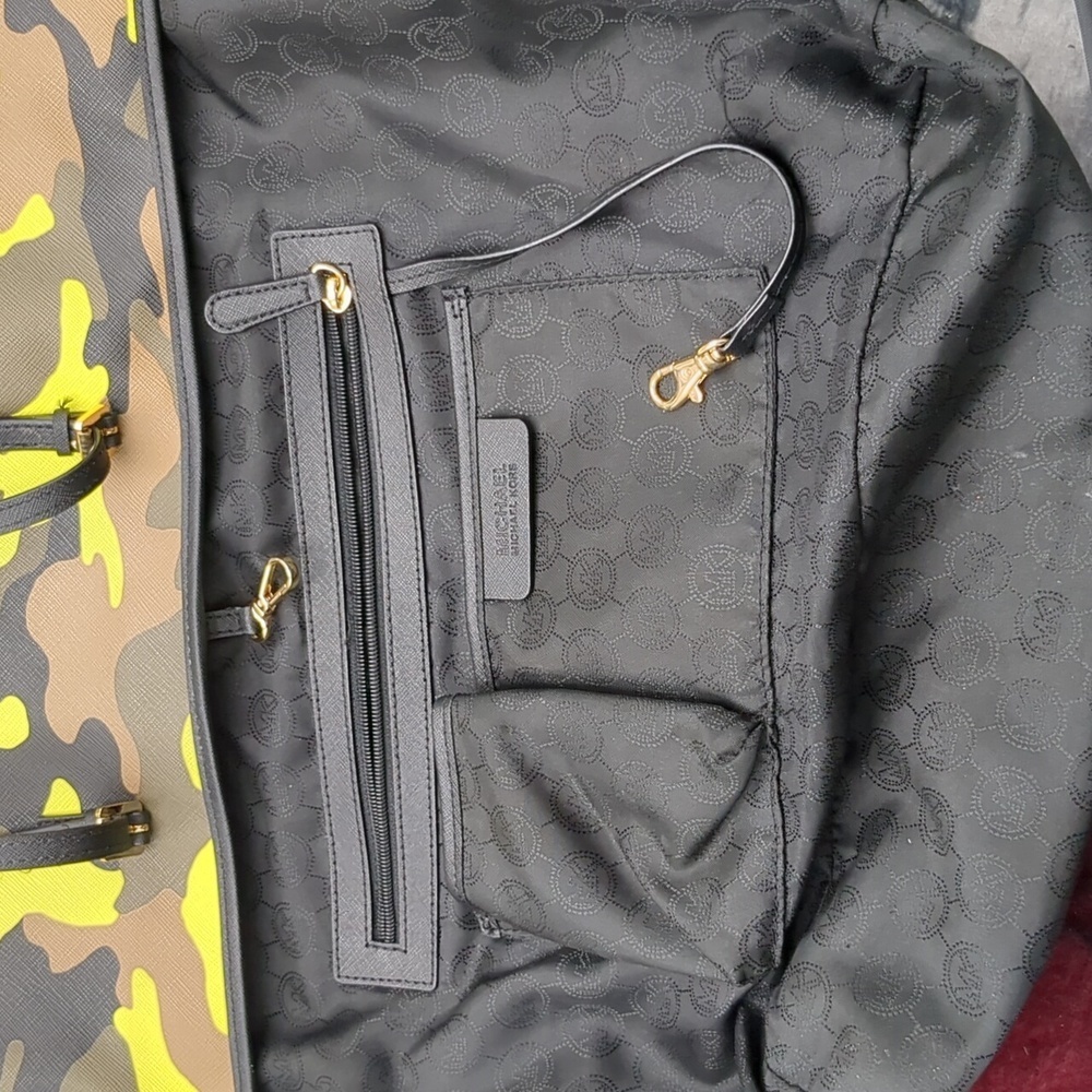 Michael Kors camo tote & wallet set - Picture 14 of 16